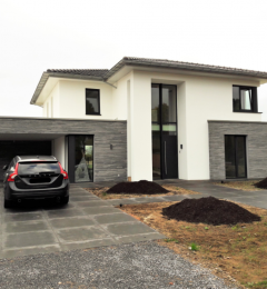 woning woonhuis oprit voordeur decoratie tegels grijze stenen auto Volvo V60 zwart kiepraam
